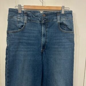 Levi’s women’s “ribcage bell”- bell bottom high waist pre owned-good condition